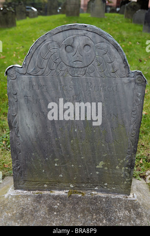 Einen alten Grabstein zeigt den toten Kopf Stockfoto