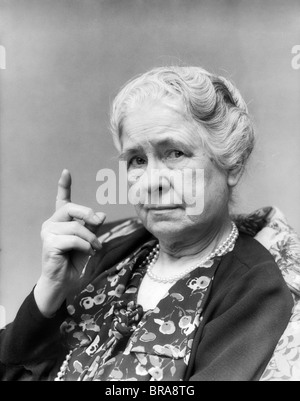 1930ER JAHRE PORTRAIT DER SENIORIN MIT FINGER AUF BETRACHTER ANGESPROCHEN Stockfoto