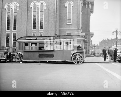 1930ER JAHREN EINEM ALTEN ZEIT DINER AUF RÄDERN SITZT IN EINER SEITENSTRAßE IN PORTSMOUTH NH Stockfoto