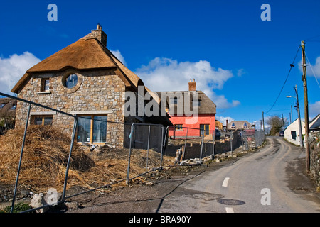 Stradbally, Kupfer Küste, Co Waterford, Irland; Neue strohgedeckten Hütten im Bau Stockfoto