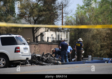 Das National Transportation Safety Board untersucht den Absturz von einem Rettungshubschrauber in Tucson, Arizona, USA. Stockfoto