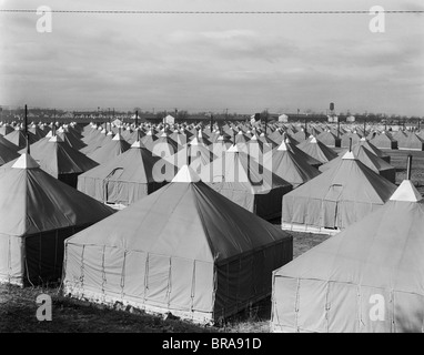 1940ER JAHRE ZELTSTADT MILITÄRAUSBILDUNG QUARTIERE FÜR TRUPPEN WW2 FORT DIX NEW JERSEY 44. DIVISION NATIONALGARDE Stockfoto