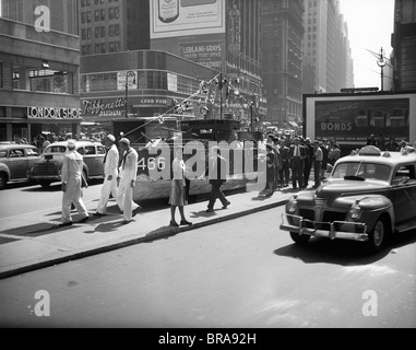 1940S 1942 MINIATUR-ZERSTÖRER FUNGIERT EIN MARINE PERSONALBESCHAFFUNG IN TIMES SQUARE NEW YORK CITY Stockfoto