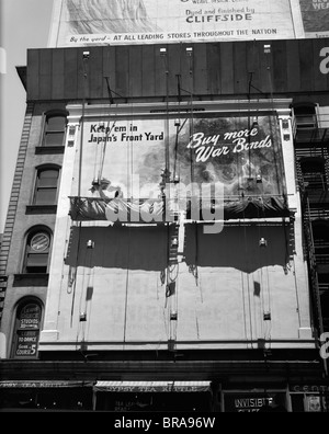 1940S 1945 NEW YORK CITY SCHILDERMALER ECKE 42ND STREET FIFTH AVENUE MALEREI NEUE KRIEG ANLEIHEN ZEICHEN VOM GERÜST Stockfoto