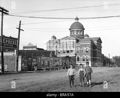 1900 S-1910 S-3 JUNGEN MITTE DES UNBEFESTIGTEN DIRT STREET EMPORIA KANSAS MIT WERBUNG SCHILDER AUF ZAUN Stockfoto