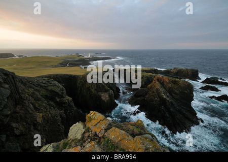 Die Aussicht von Malcolms in Richtung Fair Isle South Lighthouse (der letzte bemannte Leuchtturm in Schottland) Stockfoto