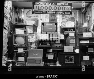 1940ER JAHRE FENSTER SHOP VERKAUF VON RADIOS UND FERNSEHERN EINEN MILLION DOLLAR VERKAUF WERBUNG Stockfoto