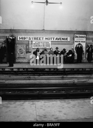 1930ER JAHREN MÄNNER UND FRAUEN WARTEN AUF U-BAHN ZUG 149 STREET MOTT AVENUE BRONX IN NEW YORK CITY Stockfoto