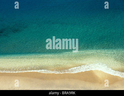 LUFTAUFNAHME DES OCEAN WAVE UND SANDY BEACH Stockfoto