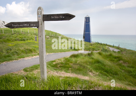 Funktionale Zeichen und kleinen Leuchtturm am Samphire Hoe auf der Küste von Kent unter den Kreidefelsen von Dover und Folkestone Stockfoto