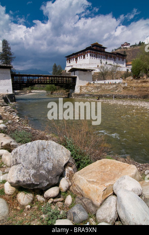 Die Paro Tsong (alte Burg) und eine gedeckte Holzbrücke, Paro, Bhutan, Asien Stockfoto