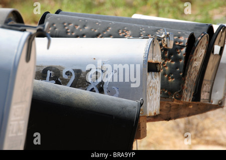 Ländliche Postfächer stehen auf einem Schotterweg in der Sonora-Wüste in der Nähe von drei Punkten, Arizona, USA. Stockfoto