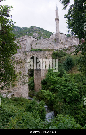 Alte Brücke vor der mittelalterlichen Burg mit Minarett, Travnik, Bosnien und Herzegowina, Europa Stockfoto