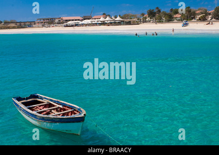 Ruderboot im blauen Meer vor der Küste, Santa Maria, Sal, Kapverden, Atlantik, Afrika Stockfoto