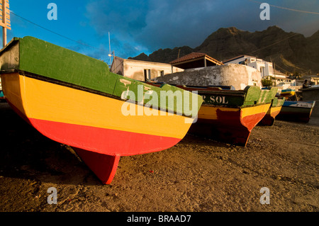 Hölzerne Fischerboote am Strand, Ponta do Sol, San Antao, Kapverdische Inseln, Afrika Stockfoto