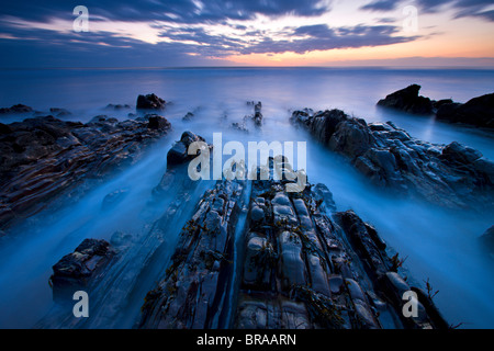 Förderung der Gezeiten auf den Felsvorsprüngen Sandymouth, Cornwall, England Stockfoto