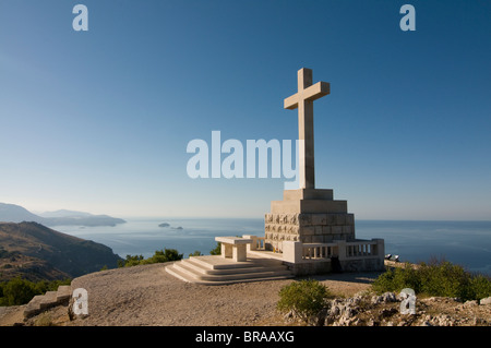 Großen christlichen Kreuz oben auf dem Berg oberhalb der alten Stadt von Dubrovnik, Kroatien, Europa Stockfoto