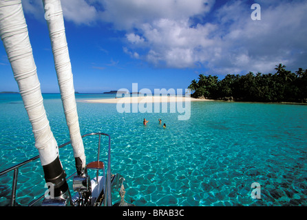 Menschen Sie aus an Bord der 88 Fuß Schaluppe "Schamanen", Schwimmen in den klaren Gewässern vor einer kleinen Insel in Tonga Stockfoto