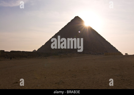 Die Pyramiden von Gizeh, UNESCO-Weltkulturerbe in der Nähe von Kairo, Ägypten, Nordafrika, Afrika Stockfoto