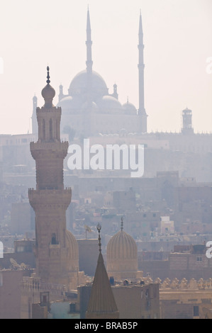 Die Minarette der Moscheen der Altstadt in den Smog, Kairo, Ägypten, Nordafrika, Afrika Stockfoto