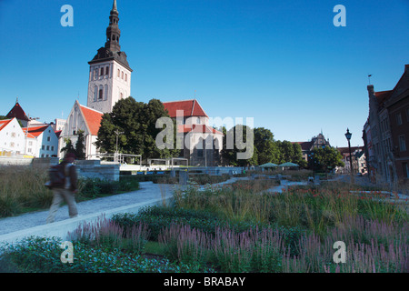 Öffentlicher Park vor Niguliste Kirche, Tallinn, Estland, Baltikum, Europa Stockfoto