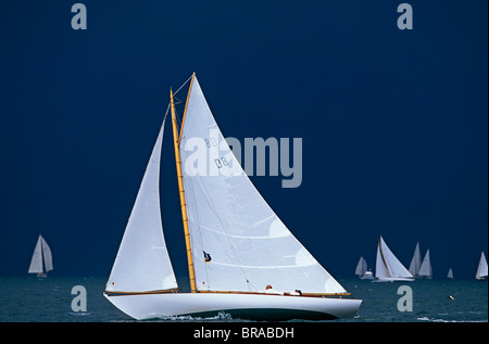 Kleine klassische Yachten Segeln unter einer schweren Regenwolke aus Newport, Rhode Island, USA. Stockfoto