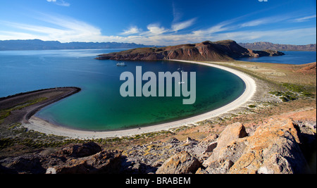 Segelboote verankert in der geschützten Bucht auf der Insel Isla San Francisco, Sea of Cortez, Mexiko. 2006. Stockfoto