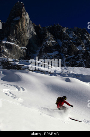 Ein perfekter Pulverschnee auf der berühmten Pas de Chevre Off-Piste genießen Skifahrer laufen, Chamonix, Frankreich Stockfoto