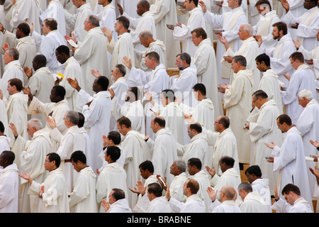 Priester bei der Messe feierte Papst Benedict XVI, Paris, Frankreich, Europa Stockfoto