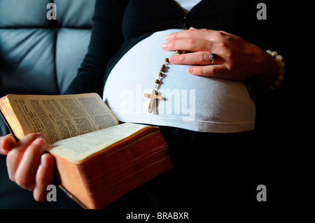 Schwanger Christin lesen die Bibel, Paris, Frankreich, Europa Stockfoto