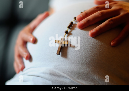 Schwangere Frau mit Gebetsperlen, Paris, Frankreich, Europa Stockfoto