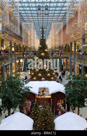 Einkaufszentrum Arkaden am Potsdamer Platz, beleuchtet und dekoriert für Weihnachten, Berlin, Deutschland, Europa Stockfoto