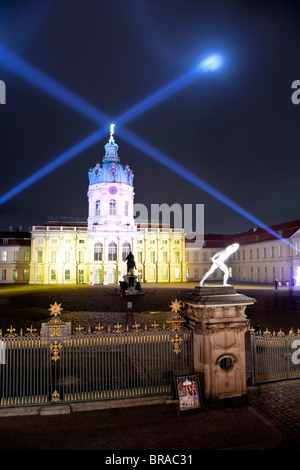 Schloss Charlottenburg (Schloss Charlottenburg), nachts beleuchtet, an Weihnachten, Charlottenburg, Berlin, Deutschland, Europa Stockfoto