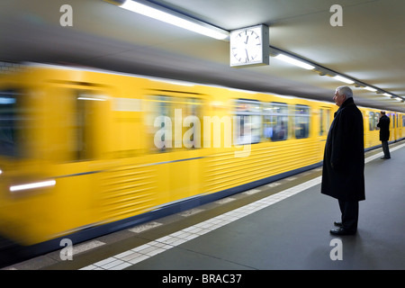 Fahrenden Zug ziehen in modernen u-Bahnstation, Berlin, Deutschland, Europa Stockfoto