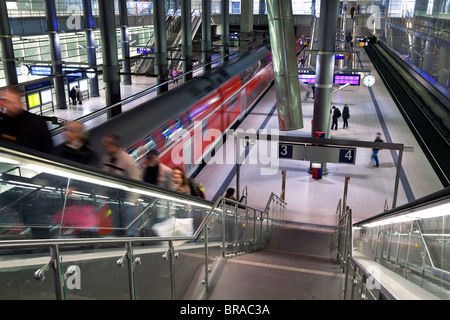 Fahrenden Zug ziehen in modernen Bahnhof, Berlin, Deutschland, Europa Stockfoto