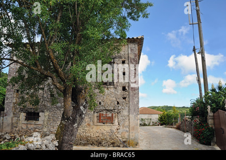 Schmale Straße und verlassenen Haus im Bergdorf Louha Zakynthos, Griechenland. Stockfoto