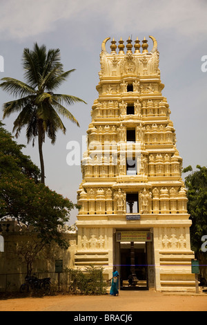 Gopuram des antiken Dravidinian Stil Lakshmi Ramana Swami-Tempels auf dem Gelände des Amba Vilas Palast in Mysore, Indien Stockfoto