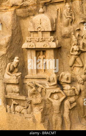 Das berühmte Bas Relief Panel von Arjunas Buße (Bhagirathas Buße) in Mahabalipuram, UNESCO, Tamil Nadu, Indien Stockfoto