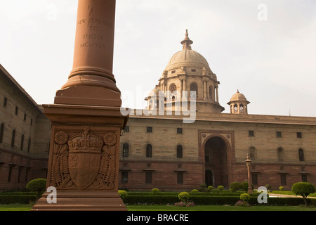 Eine der vier Herrschaft Spalten steht vor dem Norden Block Sekretariat Gebäude in Neu-Delhi, Indien, Asien Stockfoto