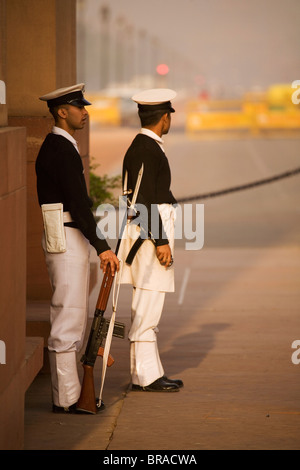 Indische Soldaten Wache am India Gate, das nationale Kriegerdenkmal, entworfen von Sir Edwin Lutyens, in Neu-Delhi, Indien, Asien Stockfoto