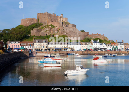 Mount Hochmuts Burg, mit Blick auf Grouville Bay in Gorey, Jersey, Kanalinseln, Großbritannien, Europa Stockfoto