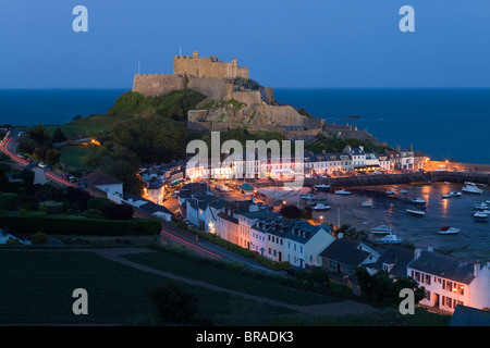 Mount Hochmuts Burg, mit Blick auf Grouville Bay in Gorey, Jersey, Kanalinseln, Großbritannien, Europa Stockfoto