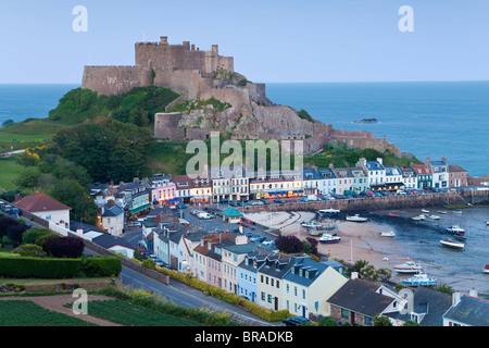 Mount Hochmuts Burg, mit Blick auf Grouville Bay in Gorey, Jersey, Kanalinseln, Großbritannien, Europa Stockfoto