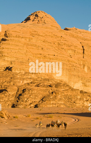 Kamel-Karawane in die atemberaubende Wüstenlandschaft von Wadi Rum, Jordanien, Naher Osten Stockfoto
