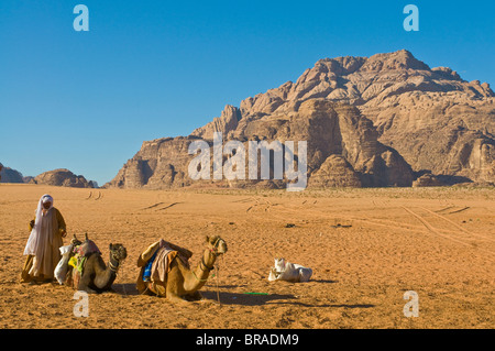 Beduinen mit seinen Kamelen in die atemberaubende Landschaft des Wadi Rum, Jordanien, Naher Osten Stockfoto