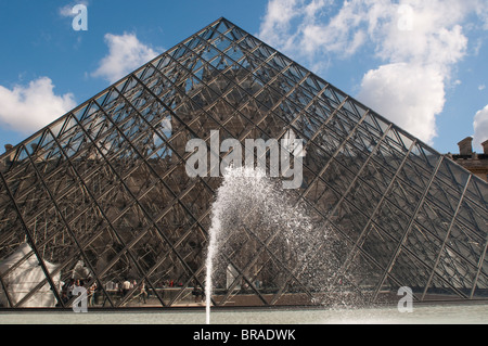 Pyramide des Louvre, Paris, Frankreich Stockfoto