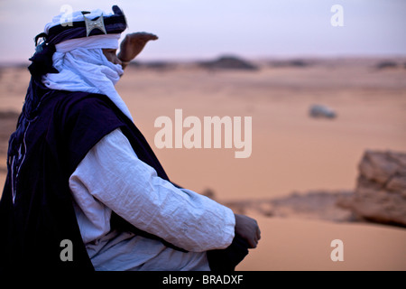 Ein Tuareg gekleidet für Feiern am Eingang des Dar Sahara tented Camps in Fezzan Wüste, Libyen, Nordafrika Stockfoto