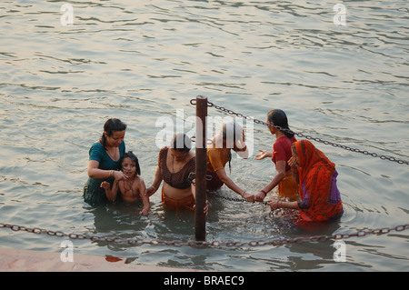 Frauen Baden im heiligen Fluss Ganges in Indien während Kumbh Mela-fest Stockfoto