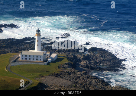 Luftaufnahme des Fair Isle South Lighthouse (der letzte bemannte Leuchtturm in Schottland) Stockfoto