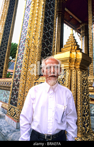 Weiser alter Mann im Emerald Buddha Grand Palace in Bangkok Thailand Stockfoto